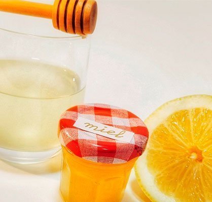 Honig mit Zitrone zur Linderung von Husten und Halsentzündungen