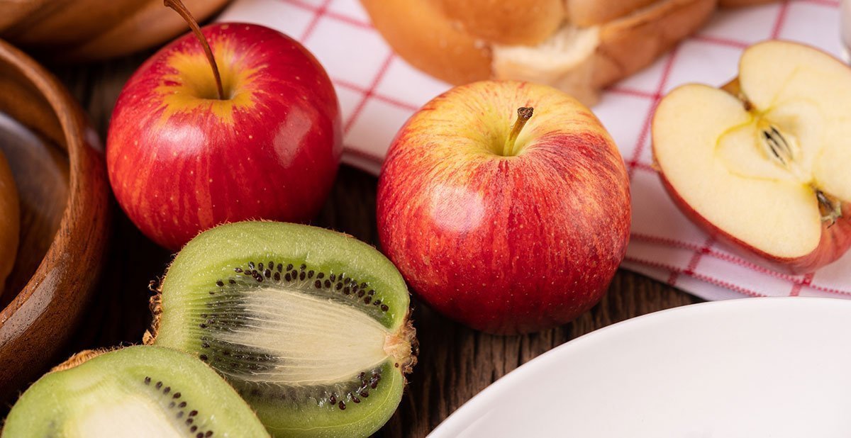 manzanas y kiwis saludables